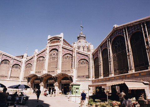 La explanada del Mercado Central, justo antes de la reforma iniciada en 1986