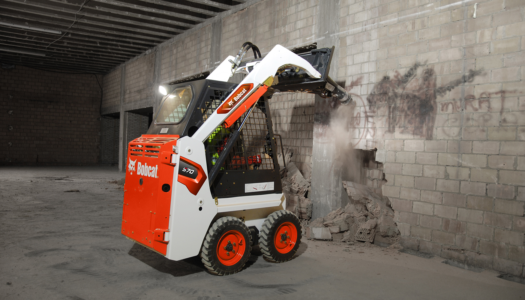 Minicargadora Bobcat S70 equipada con un martillo demoledor