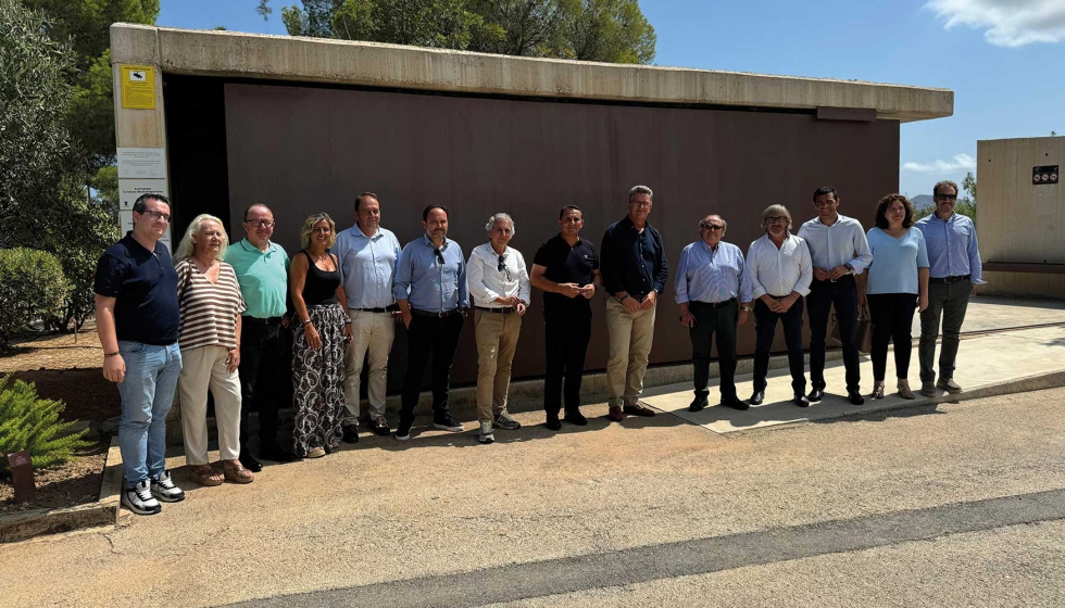 El conseller ha visitado el Refugio Municipal de Animales de La Nuca y el Centro Educativo Medioambiental con el que colaborar la Generalitat...