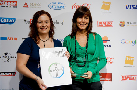 De izquierda a derecha, Anna Bolet, Brand Manager de Aspirina, y Susana Vilas, responsable de Comunicacin Corporativa de Bayer Hispania...