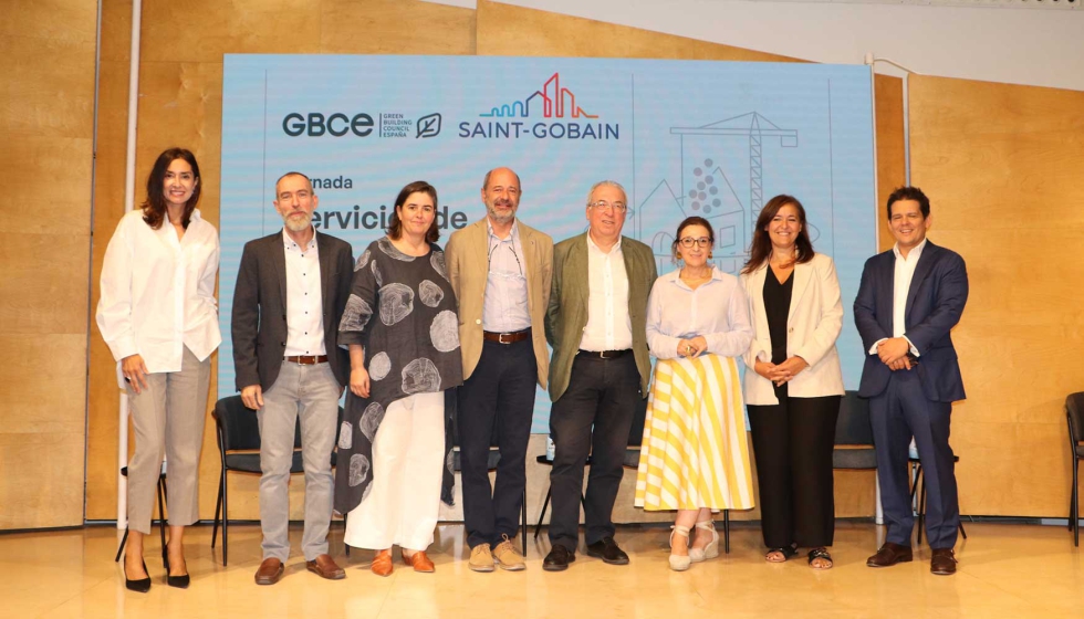 Foto de familia de los representantes de Saint-Gobain y GBCe en la jornada sobre Servicios de Economa Circular