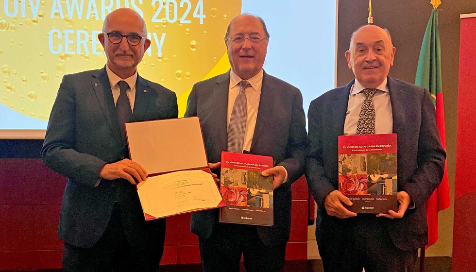 Los coordinadores de la obra Carlos Moro, Ral Comps y Vicente Sots recogieron el galardn en la ceremonia celebrada en Lisboa...