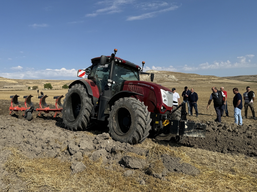 Los asistentes a la jornada siguieron de cerca la prueba de arada efectuada con un tractor McCormick equipado con neumticos Agriflex 372 VF y arado...