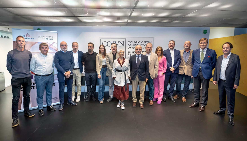 Foto de familia de los participantes en la jornada sobre construccin industrializada celebrada en Pamplona