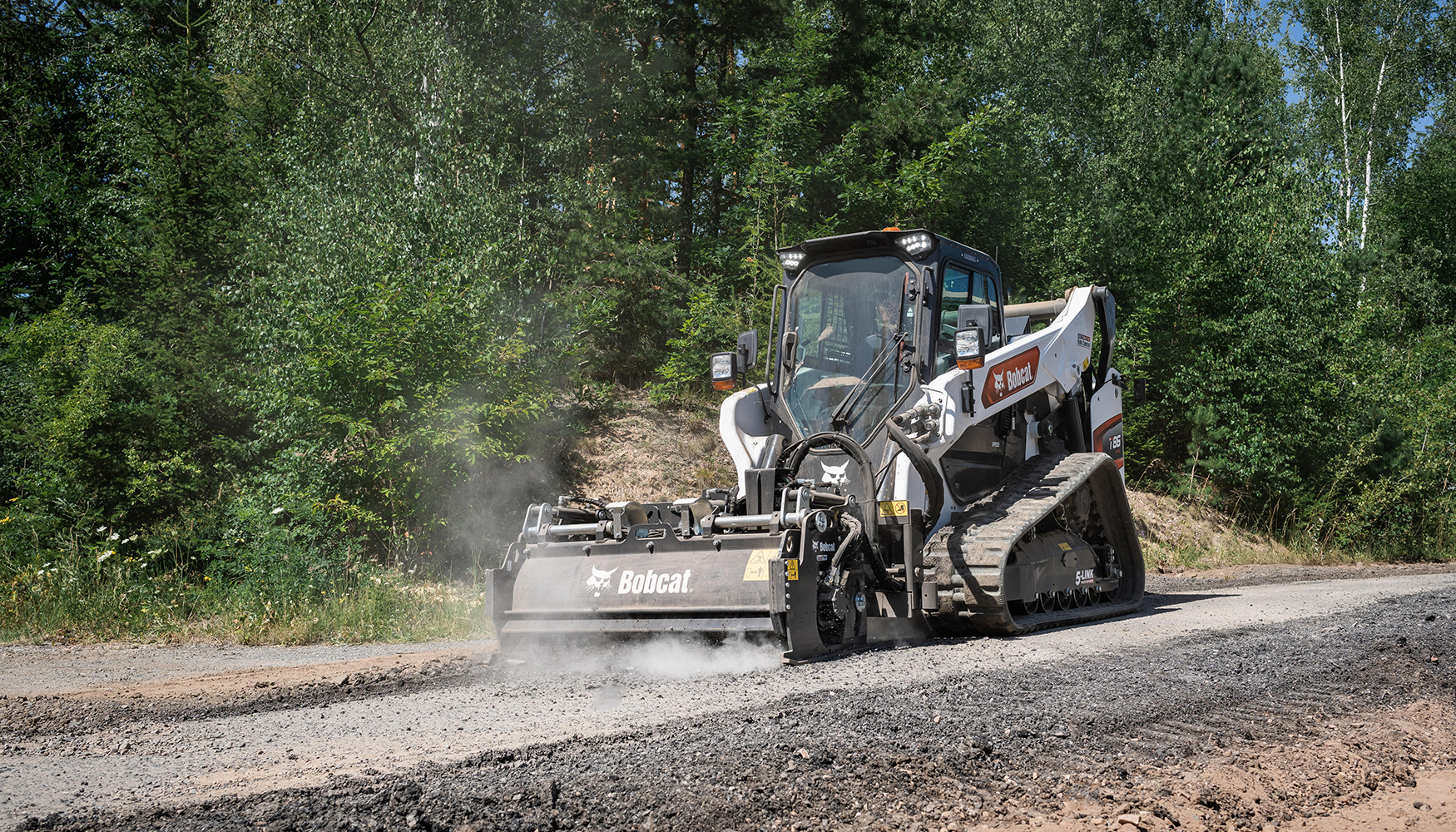 Fresadora Bobcat num minicarregador T86