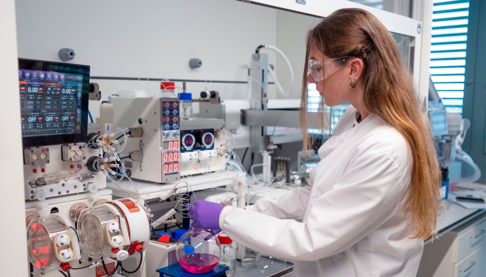 Helen Hlzel trabajando en el laboratorio MOST de la UPC. Foto de Paulius Baronas