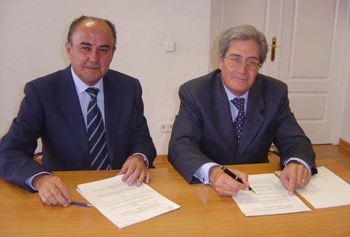 Geners Garca, president d'Aice, al costat de Quintiliano Prez, president de l'ACNV, durant la signatura de l'acord