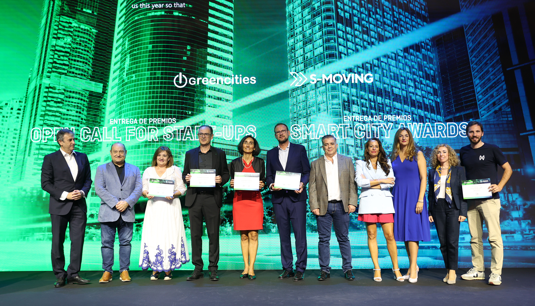 Foto de famillia de los premiados en la primera edicin de los Smart City Awards y de la tercera edicin de III Open Call for Start-ups...