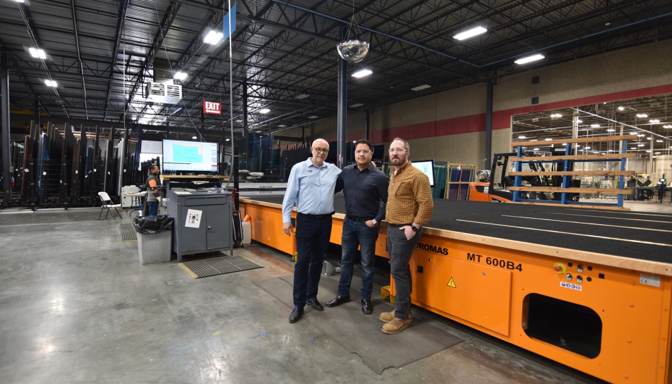 Robert Carlson, a la derecha, junto a responsables de Turomas, en las instalaciones de Tristar Glass