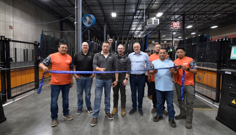 Corte simblico de la inauguracin de la ampliacin de la capacidad productiva de Tristar Glass en su planta de Dallas...