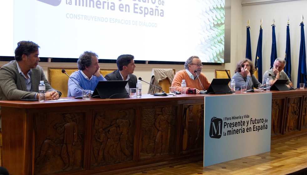 La primera mesa redonda debati acerca de cmo integran las empresas del sector minero los criterios de sostenibilidad y la preocupacin por el...