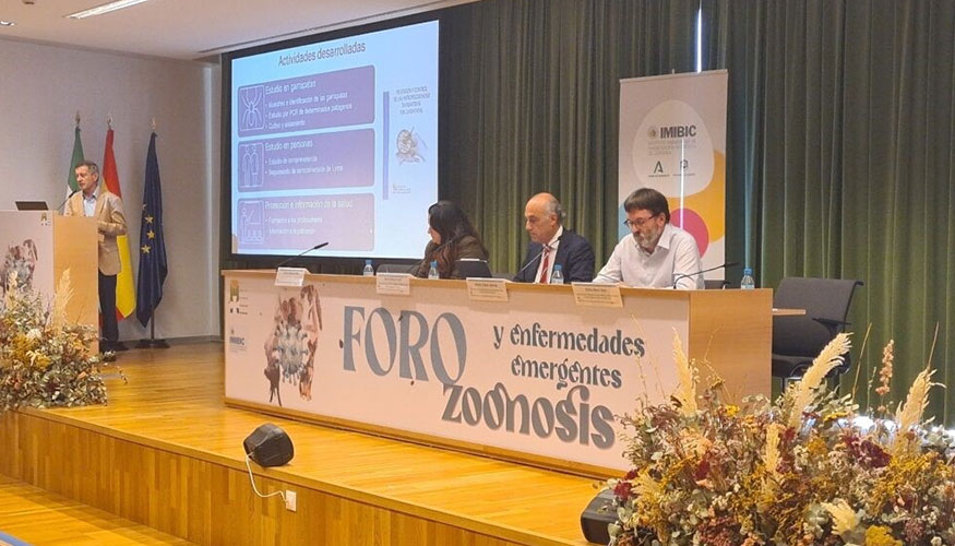 Rufino lamo interviene desde el atril en la mesa moderada por lvaro Mateos en el I Foro sobre Zoonosis y Enfermedades Emergentes...