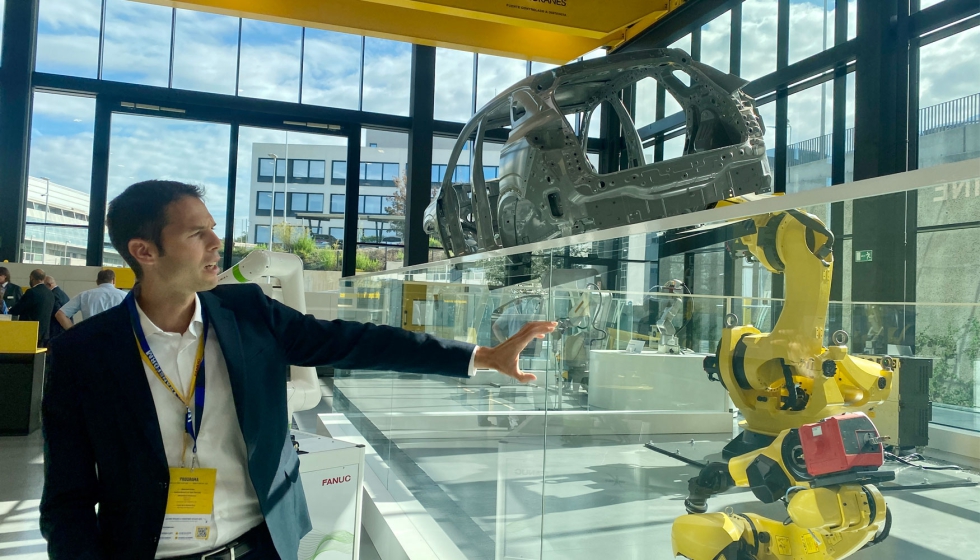 Carlos Alcaraz, sales manager de robtica de Fanuc Iberia, present las distintas gamas de robots de la compaa