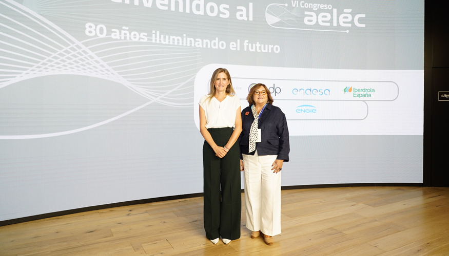 Sara Aagesen, secretaria de Estado de Energa, junto a Marina Serrano, presidenta de Aelēc, en la inauguracin del congreso...