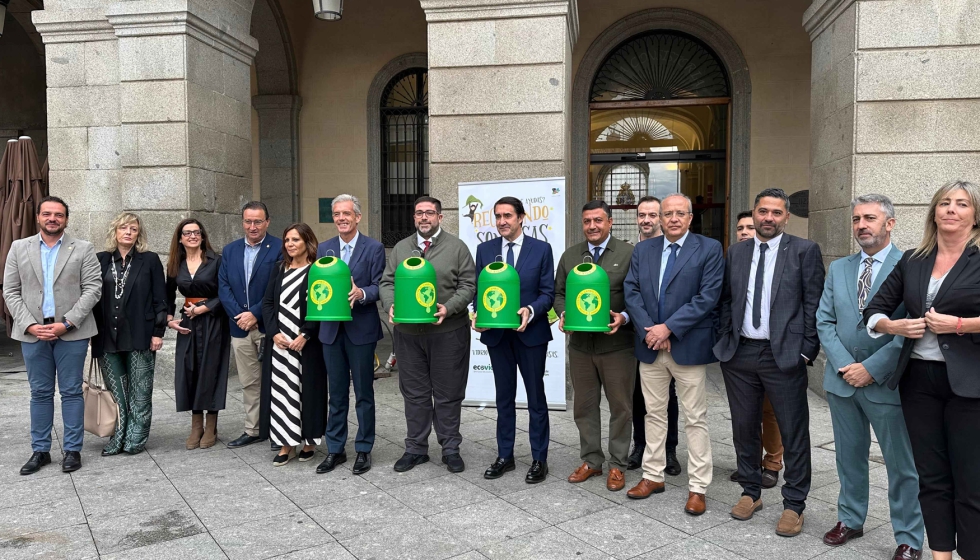 El consejero de Medio Ambiente, Vivienda y Ordenacin del Territorio, Juan Carlos Surez-Quiones; el alcalde de vila...