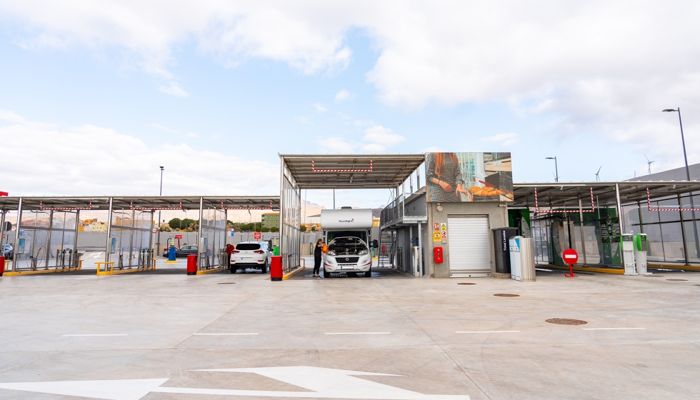 La instalacin cuenta con una recicladora de aguas en los puentes y boxes , lo que permite recuperar ms de 90% de agua, segn datos de WashTec...