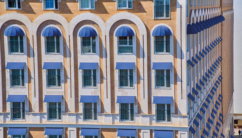 La proteccin solar de todas y cada una de las ventanas de las habitaciones se ha realizado mediante toldos fabricados con el tejido acrlico Sauleda...