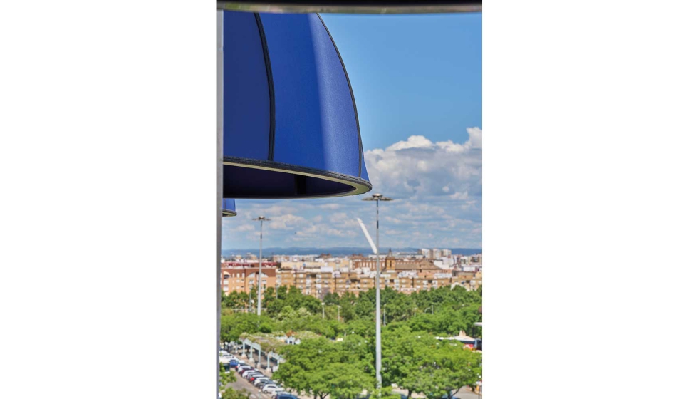 Para los toldos de este hotel se ha optado por la elegante tonalidad Azul Real. Fotografa: Milln Herce