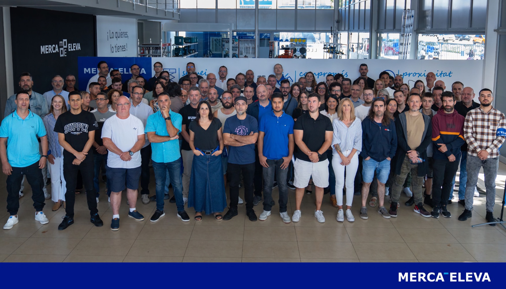 Foto de familia con los participantes en la jornada corporativa de Merca-Eleva