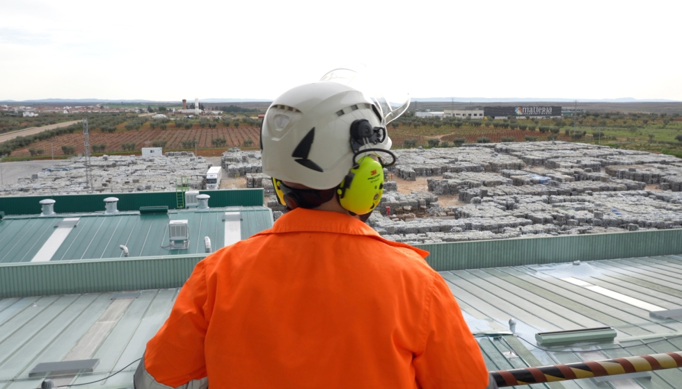 La orden acredita que TorrePET by Veolia es una planta de tratamiento final de residuos que produce material plstico reciclado y que cumple con...