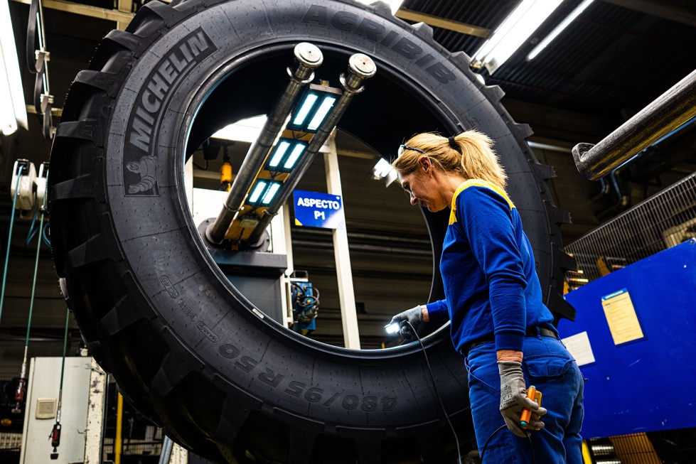 Una especialista realiza una inspeccin visual a un neumtico agrcola durante la visita a la factora de Michelin en Valladolid...