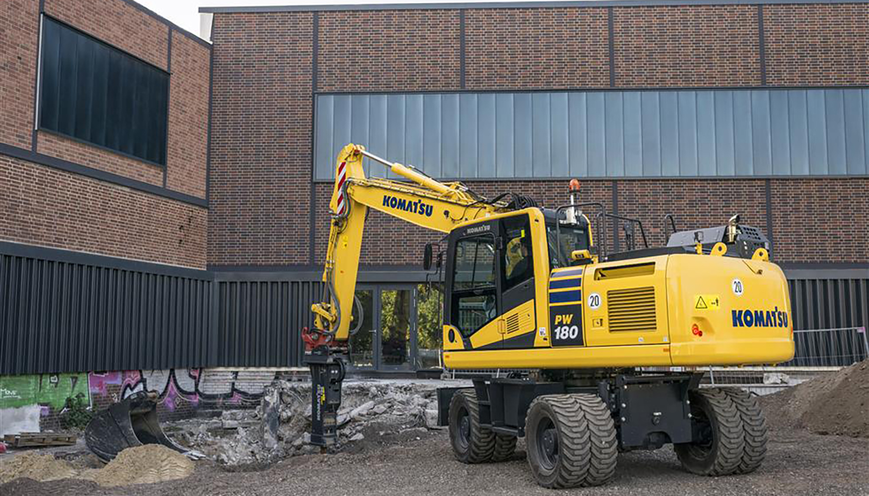 Excavadora Komatsu PW180 con un martillo acoplado