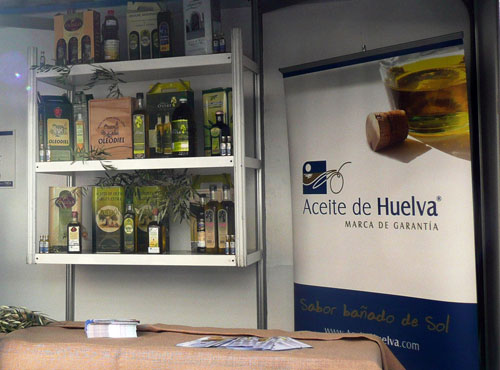 Stand del 'Aceite de Huelva' en el Mercado Municipal de Faro