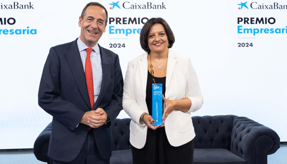 El consejero delegado de CaixaBank, Gonzalo Gortzar, y la CEO de Frit Ravich, Judith Viader, ganadora CaixaBank Premio Empresaria 2024...