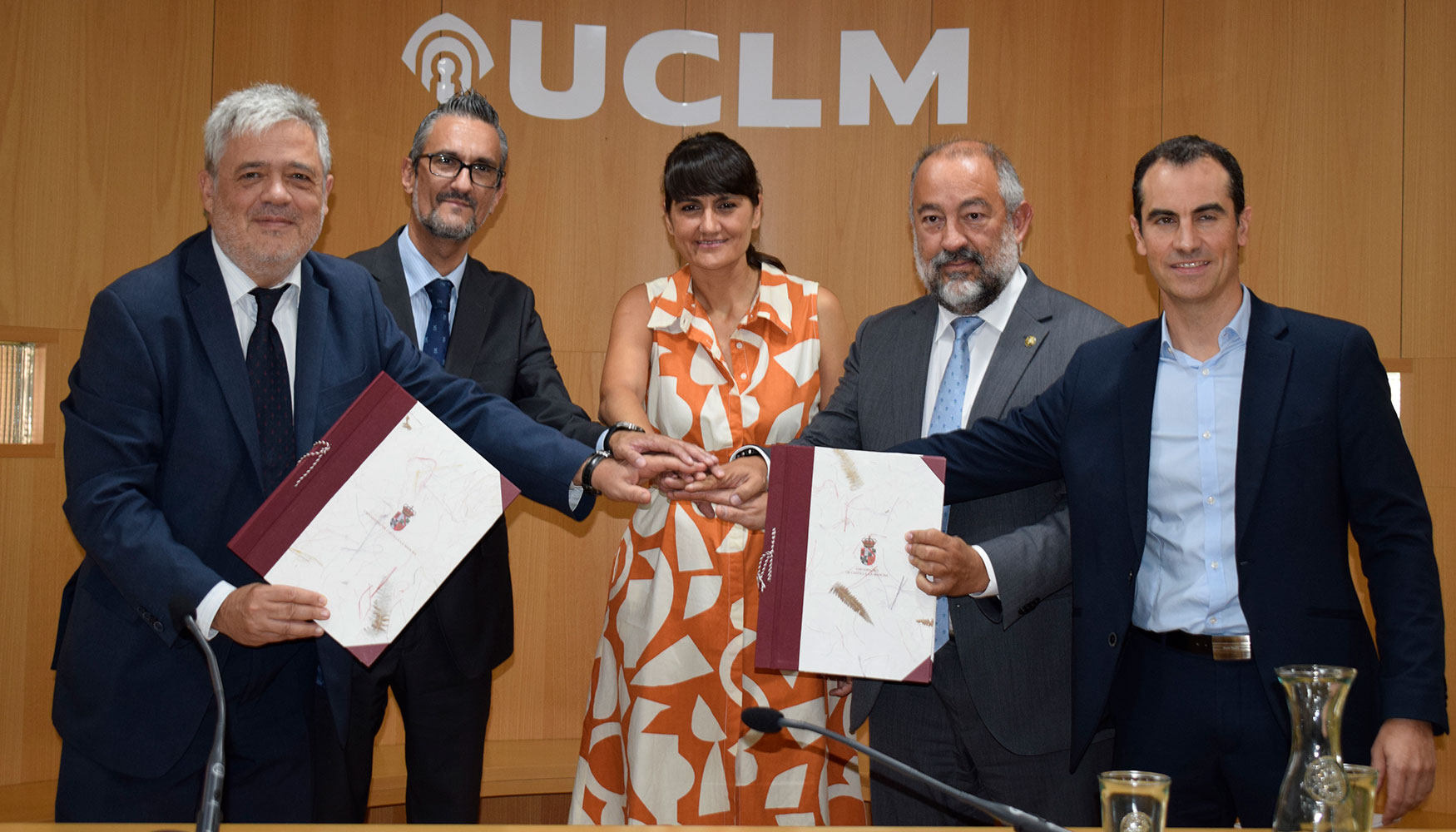 Momento de la firma de la Ctedra Perte-Chip UCLM