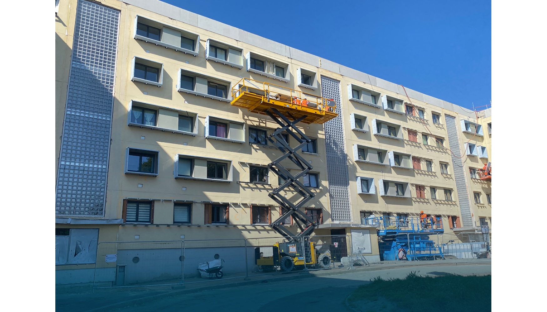 La plataforma escogida para este proyecto ha sido la tijera todo-terreno HS18 E PRO de la gama PULSEO