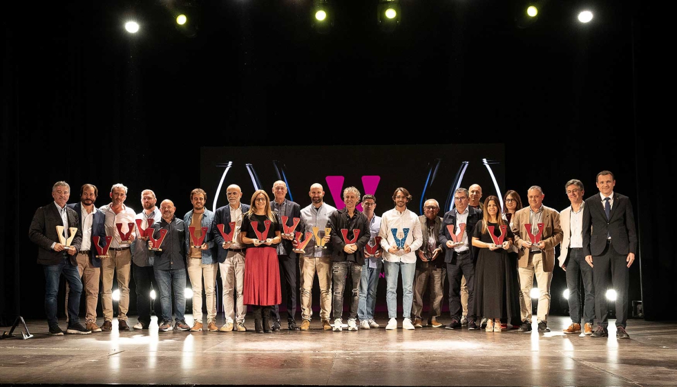 Foto de familia con los galardonados en los Premis Vinari 2024. Foto: Jordi Play/Vadevi