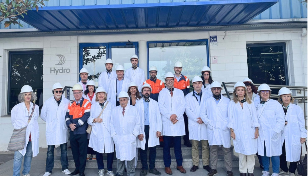 Foto de familia de los visitantes a las instalaciones de Hydro Aluminium en Azuqueca de Henares, Guadalajara