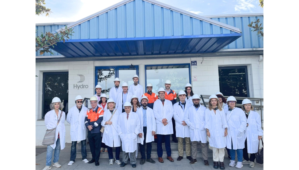 Fotografia de famlia dos visitantes das instalaes da Hydro Aluminium em Azuqueca de Henares, Guadalajara