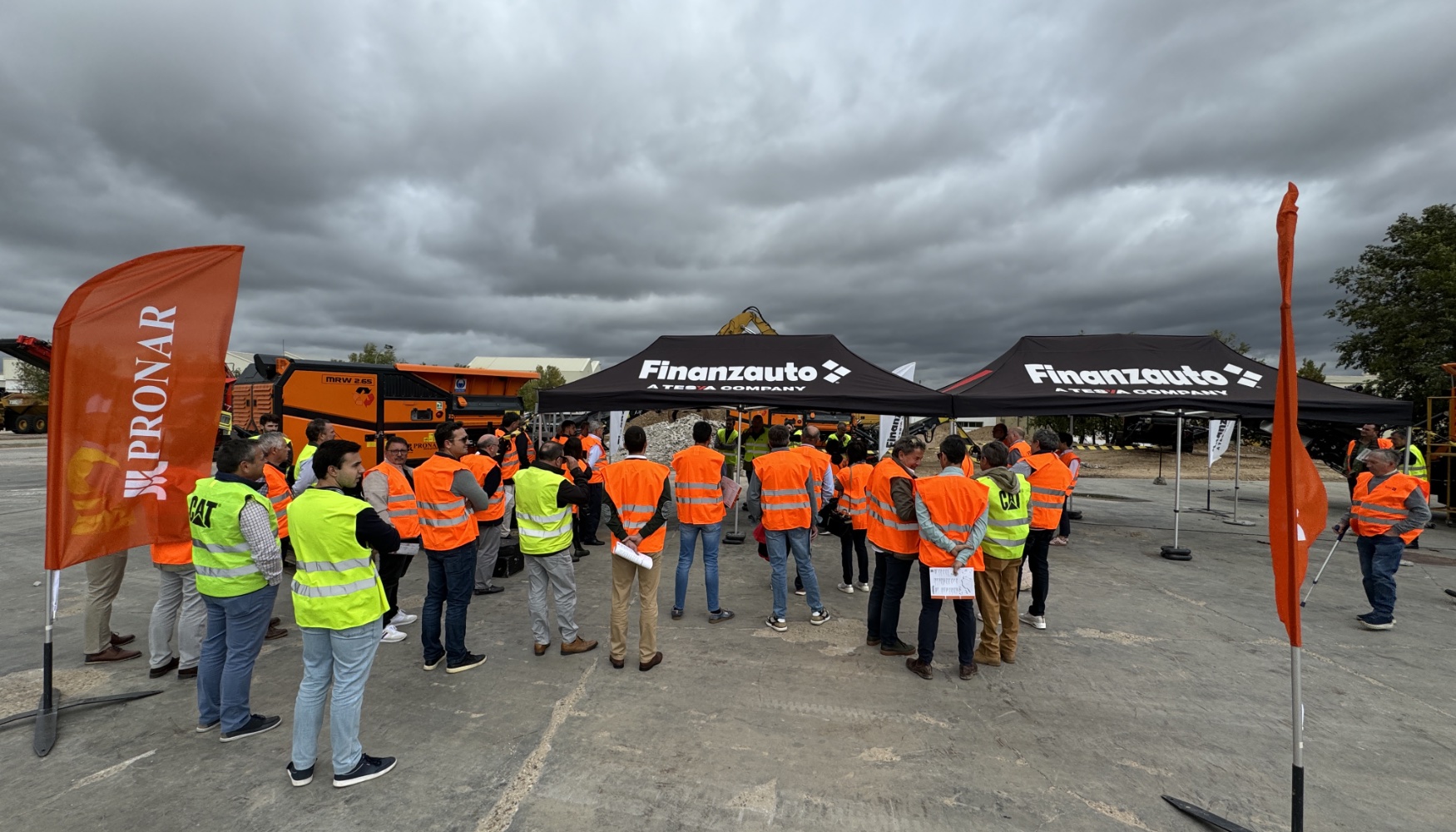 La base de Arganda de Finanzauto acogi la jornada de demostracin de la trituradora Pronar MRW 2.65