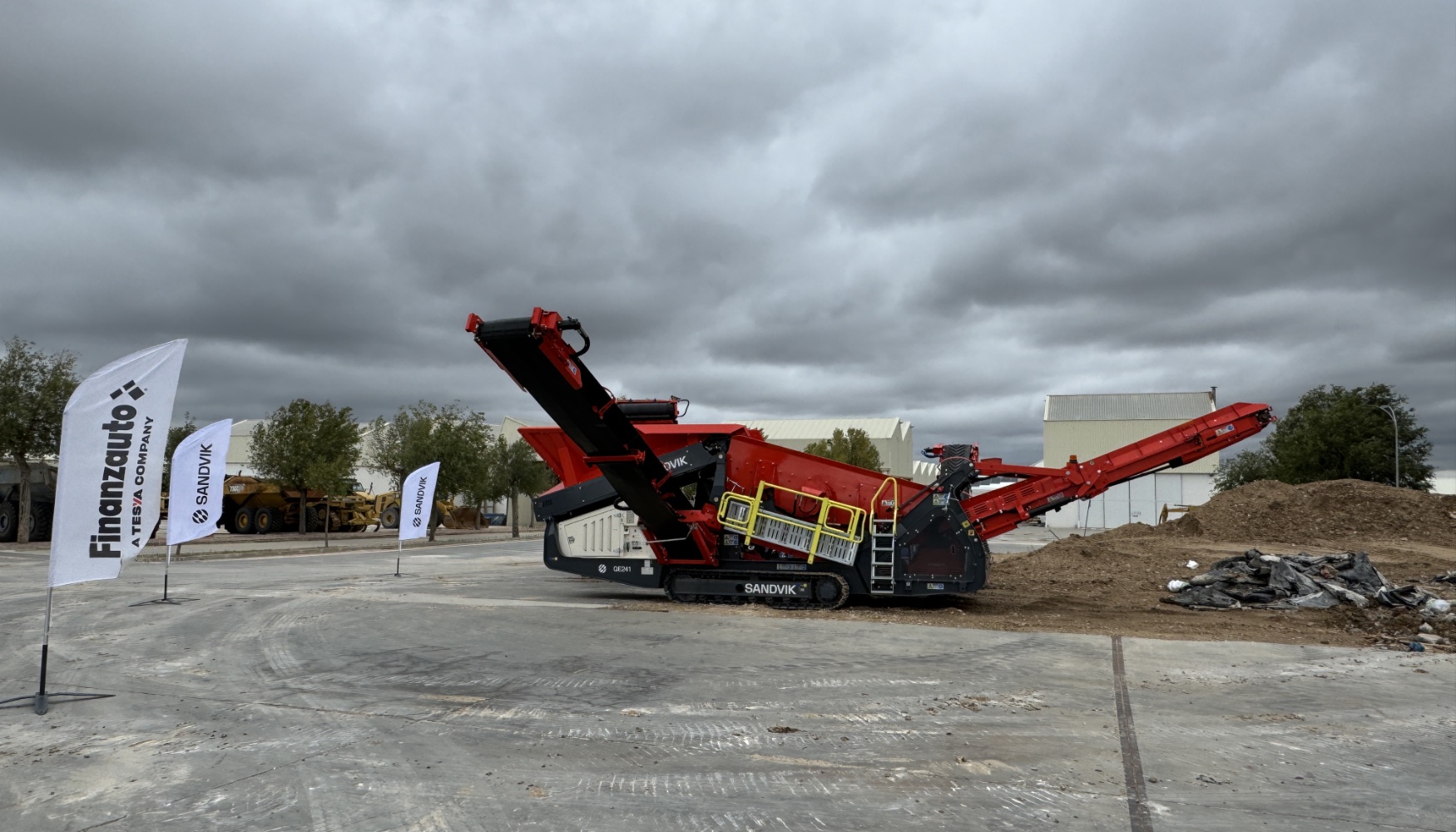 Trituradora de orugas QJ341 y criba QE241 de Sandvik