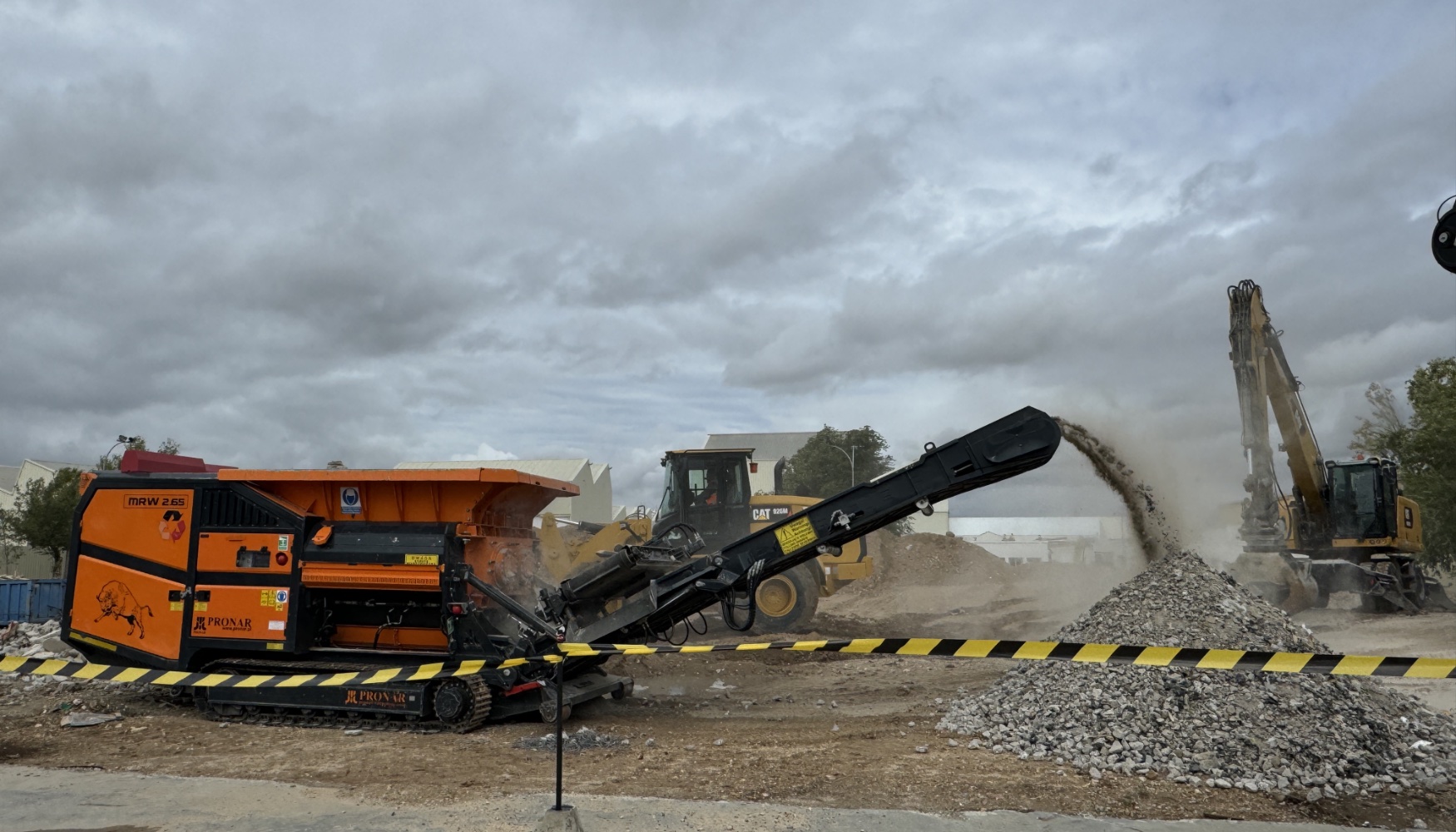 La trituradora Pronar MRW 2.65 trabajando con escombros y alimentada con manipulador Cat MH3022 (arriba) y pala 926M (abajo)...