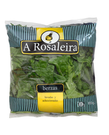 En la imagen, las berzas ya envasadas con las que A Rosaleira ampla sus productos de 4 gama