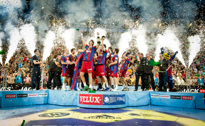 En la imagen, el F.C. Barcelona celebra su triunfo en la final de la Premier Europea de Balonmano Masculino