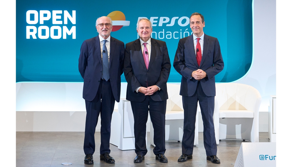 Antonio Brufau, presidente de Repsol; Jordi Hereu, ministro de Industria y Turismo y Gonzalo Gortzar, consejero delegado de CaixaBank...