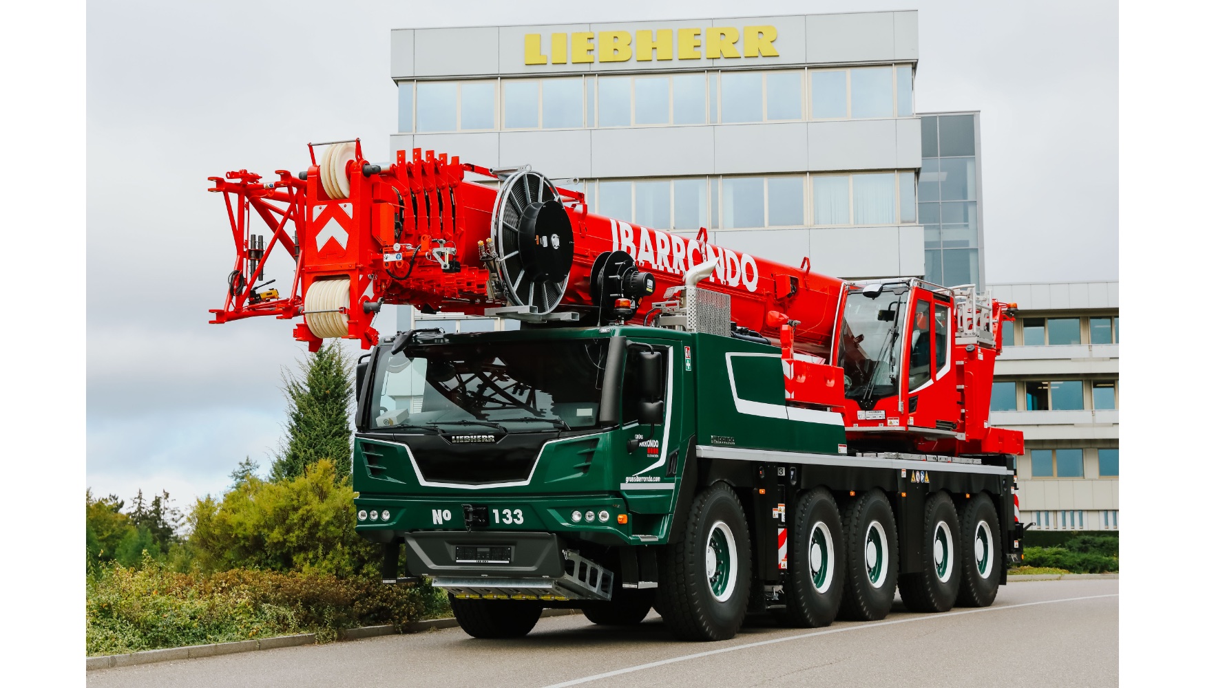 Foto de Liebherr LTM 1100-5.3 de Gras Ibarrondo, un equipo ideal para el sector industrial