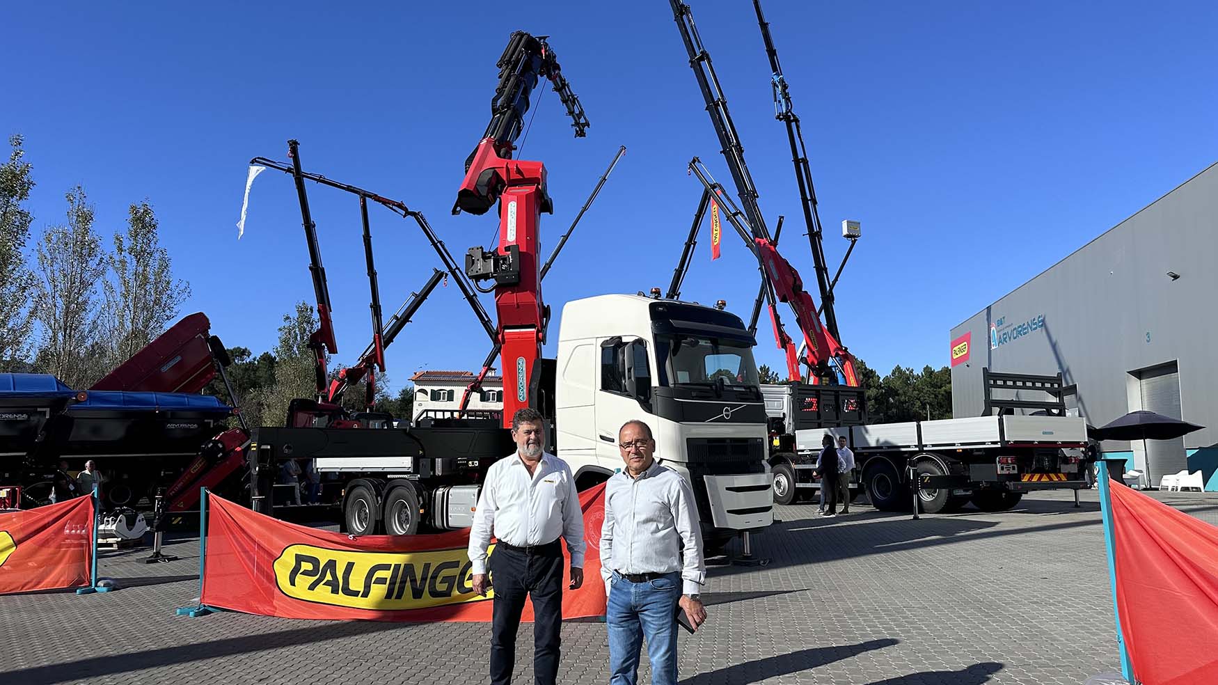 Da esquerda para a direita: Nuno Ferreira, diretor comercial da Palfinger em Portugal e Manuel Silva, presidente do conselho executivo da Arvorense...