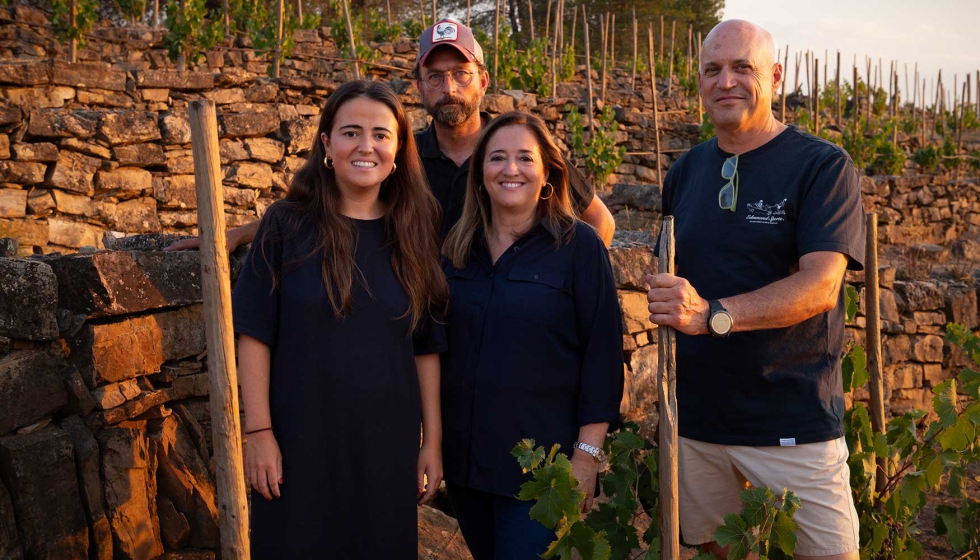 Merche Dalmau, en el centro, lidera una bodega guiada por la pasin por el vino y por el telrico y mgico Priorat