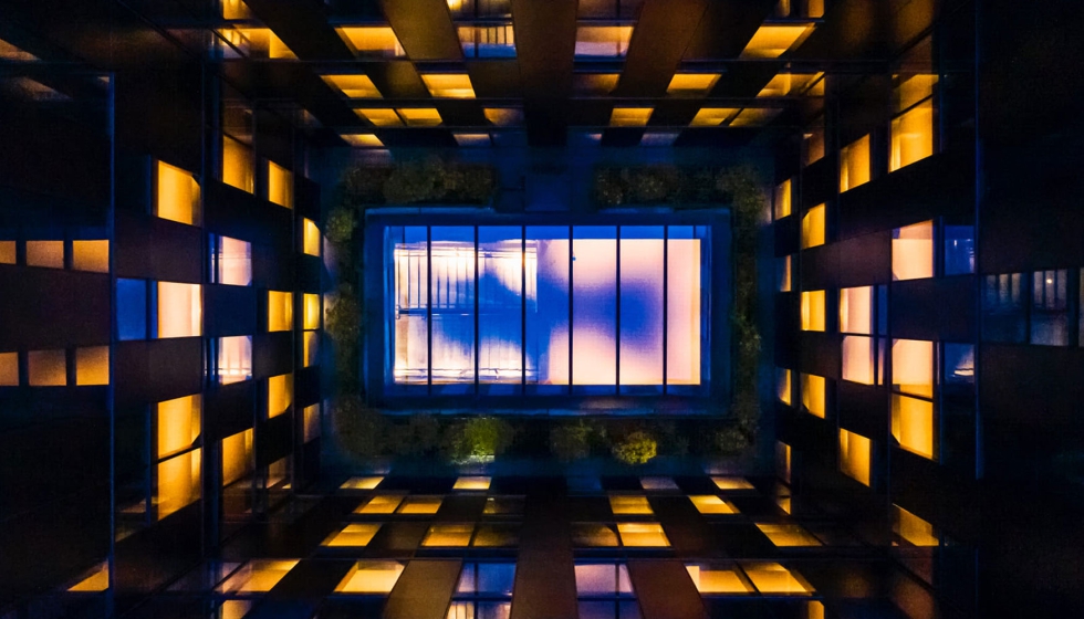 Patio del Hotel ACE Kyoto, dise�ado por Kengo Kuma