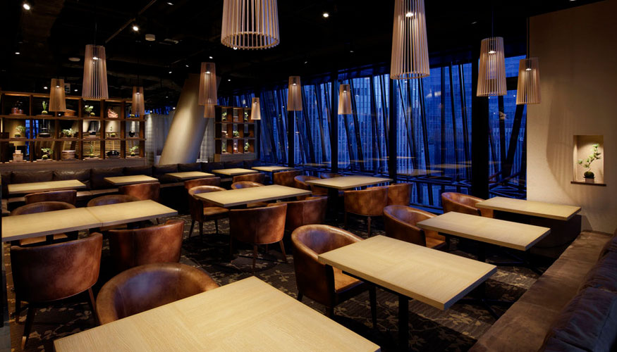 Interior del restaurante Tsuru Ton Tan Ginza en Tokyo...