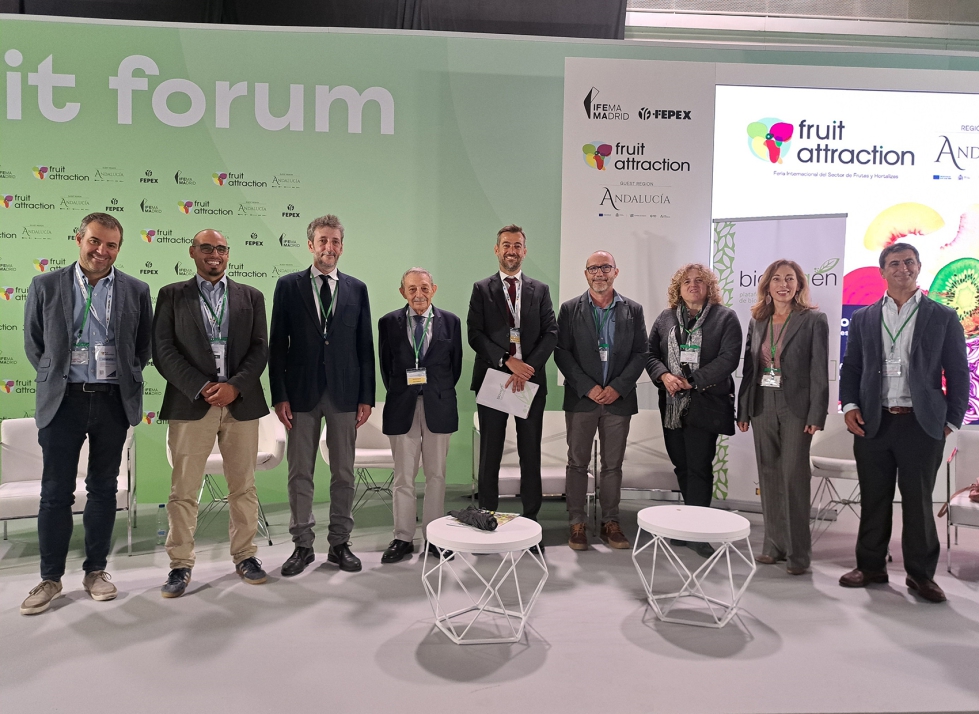 De izquierda a derecha, foto de familia de los participantes en el I Congreso de Biovegen celebrado en Fruit Attraction...