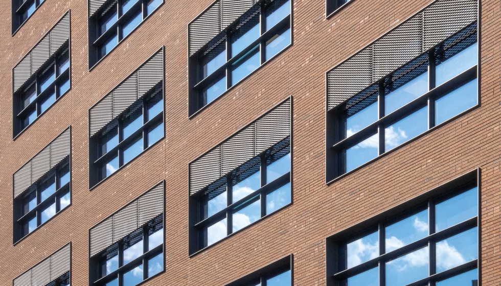 En ambos edificios se han combinado materiales tradicionales, como el ladrillo y pequeas piezas cermicos, con tcnicas constructivas contemporneas...