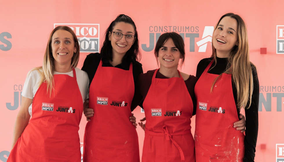 De izq. a dcha.: Raquel Lpez (electricista), Jennifer Lpez (fontanera), Isabel Obreo (carpintera) y Sylvia Salas (bricolaje y decoracin)...