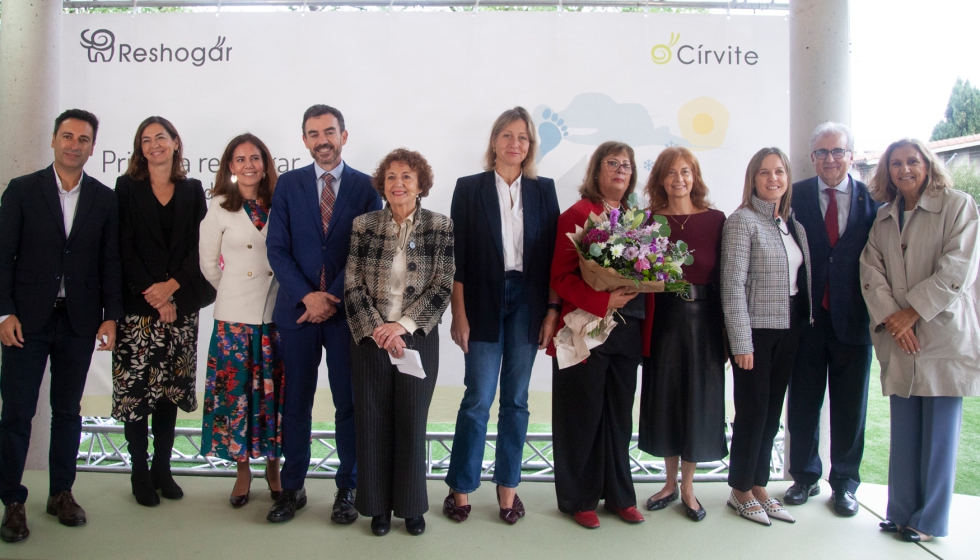 Imagen de los asistentes a la inaguracin de Crvite, el primer reshogar que cuenta con soluciones de Saint-Gobain