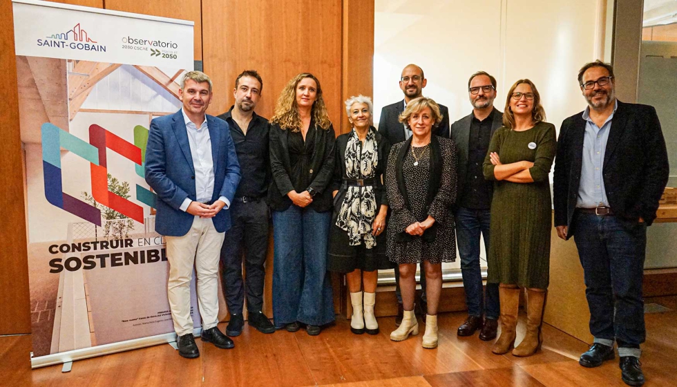 Foto de familia de los participantes en la jornada Construir en clave sostenible