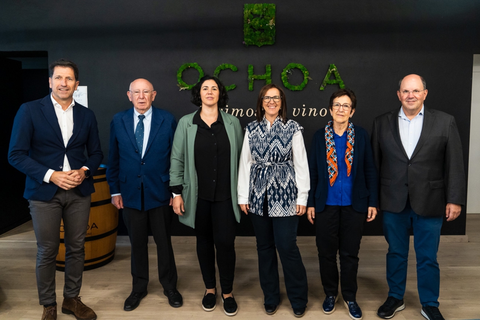 Iaki Ecay (presidente) y Javier Martikorena (vocal) informaron a la familia Ochoa de la concesin del VIII Premio Empresa Familiar de ADEFAN...